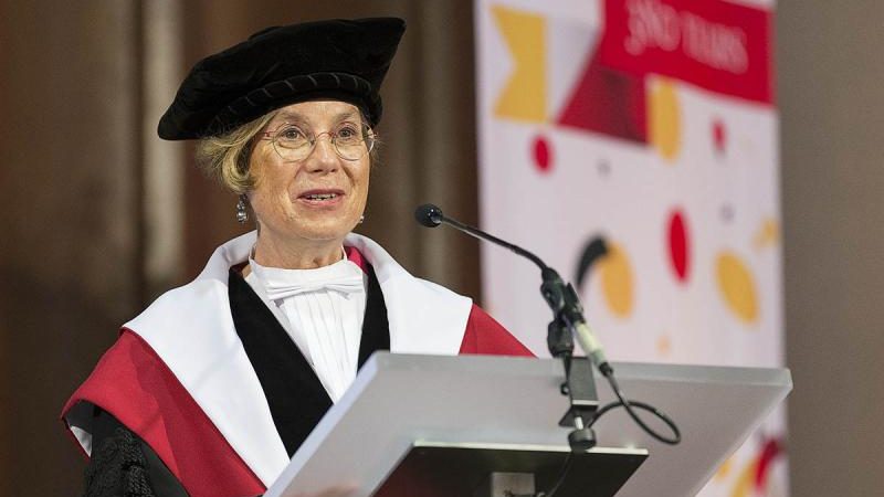 Seitzinger receives an honorary degree from the University of Utrech in 2016.